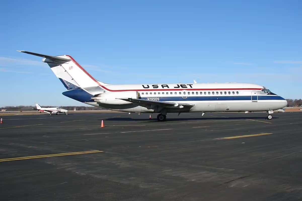 N195US — Twin-engine aircraft