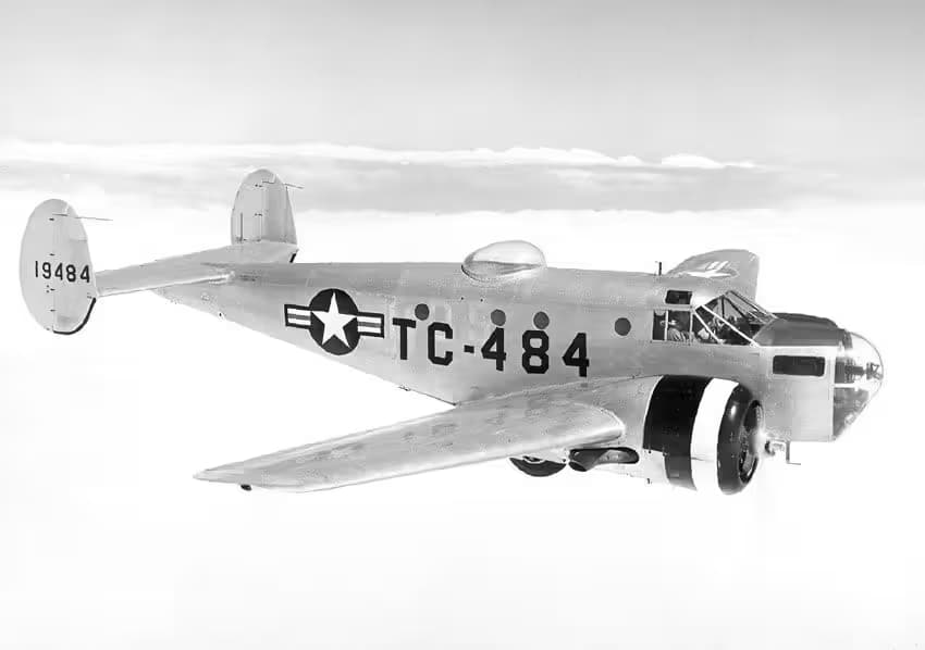 Unidentified — Twin-engine aircraft