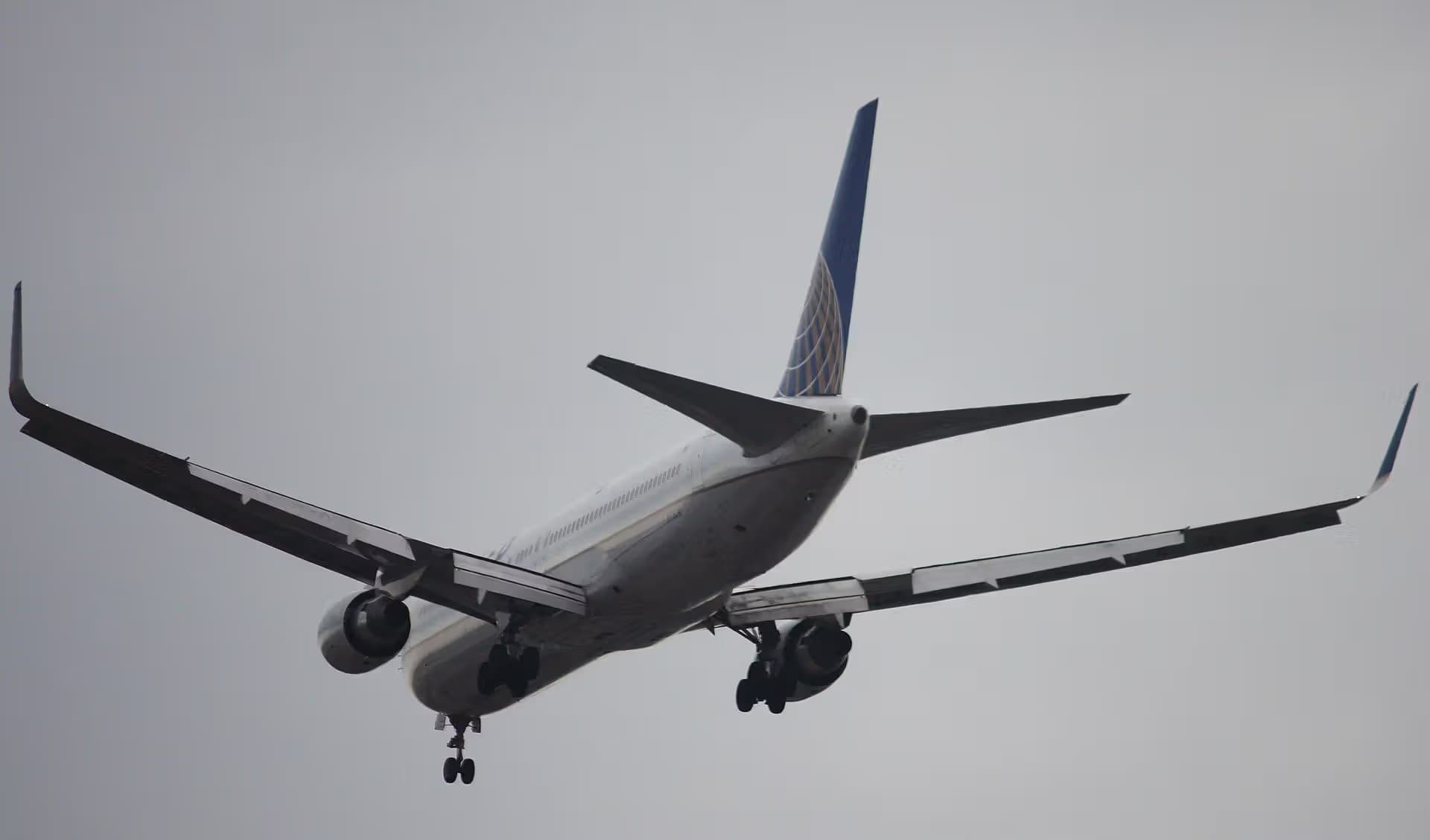 N675UA — Twin-engine aircraft