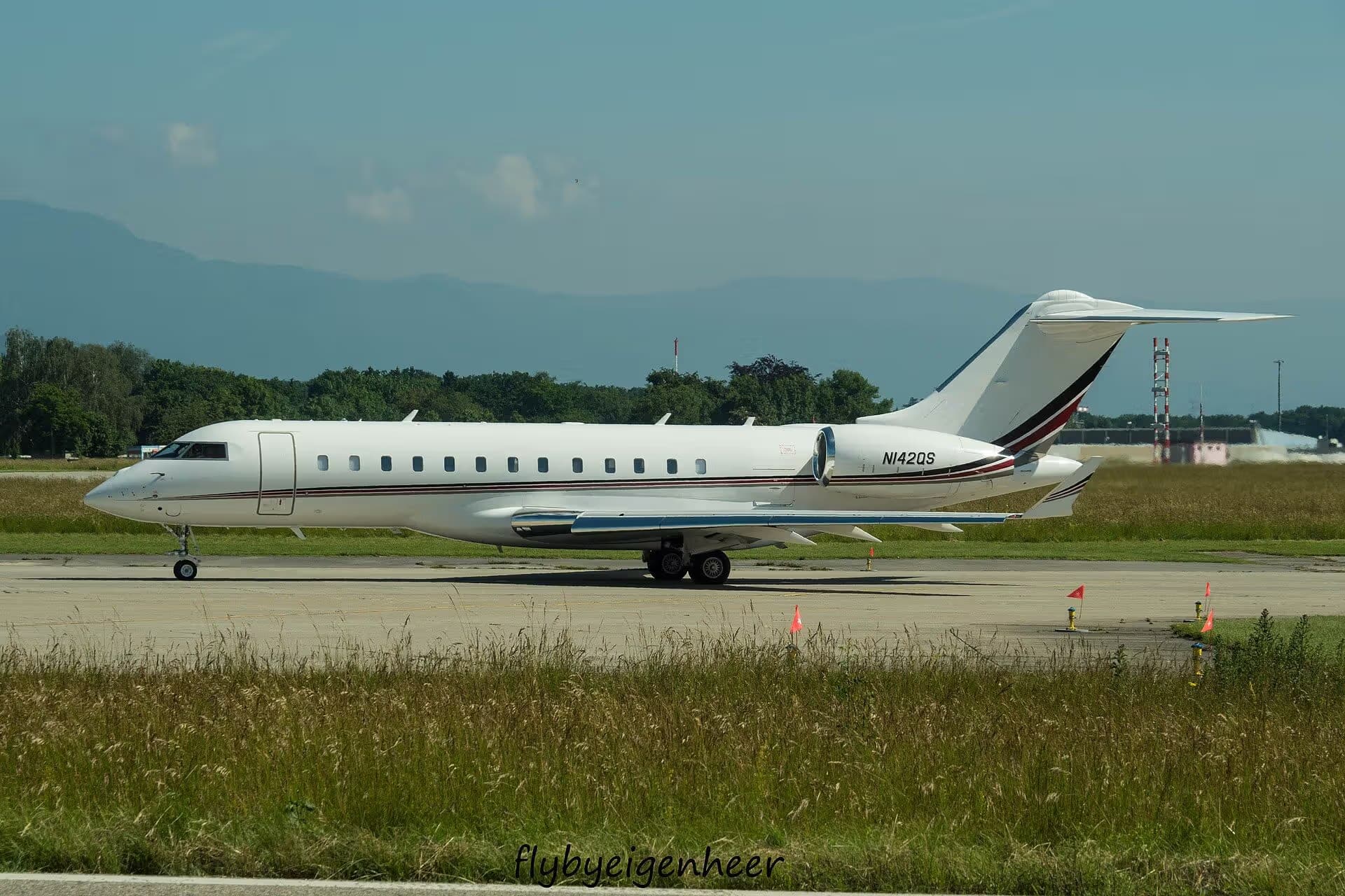 N142QS — Bombardier