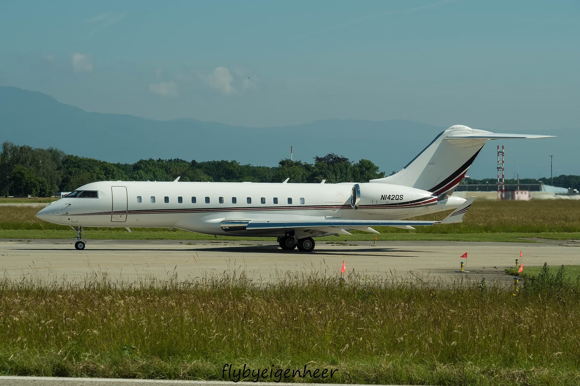 N142QS — Bombardier