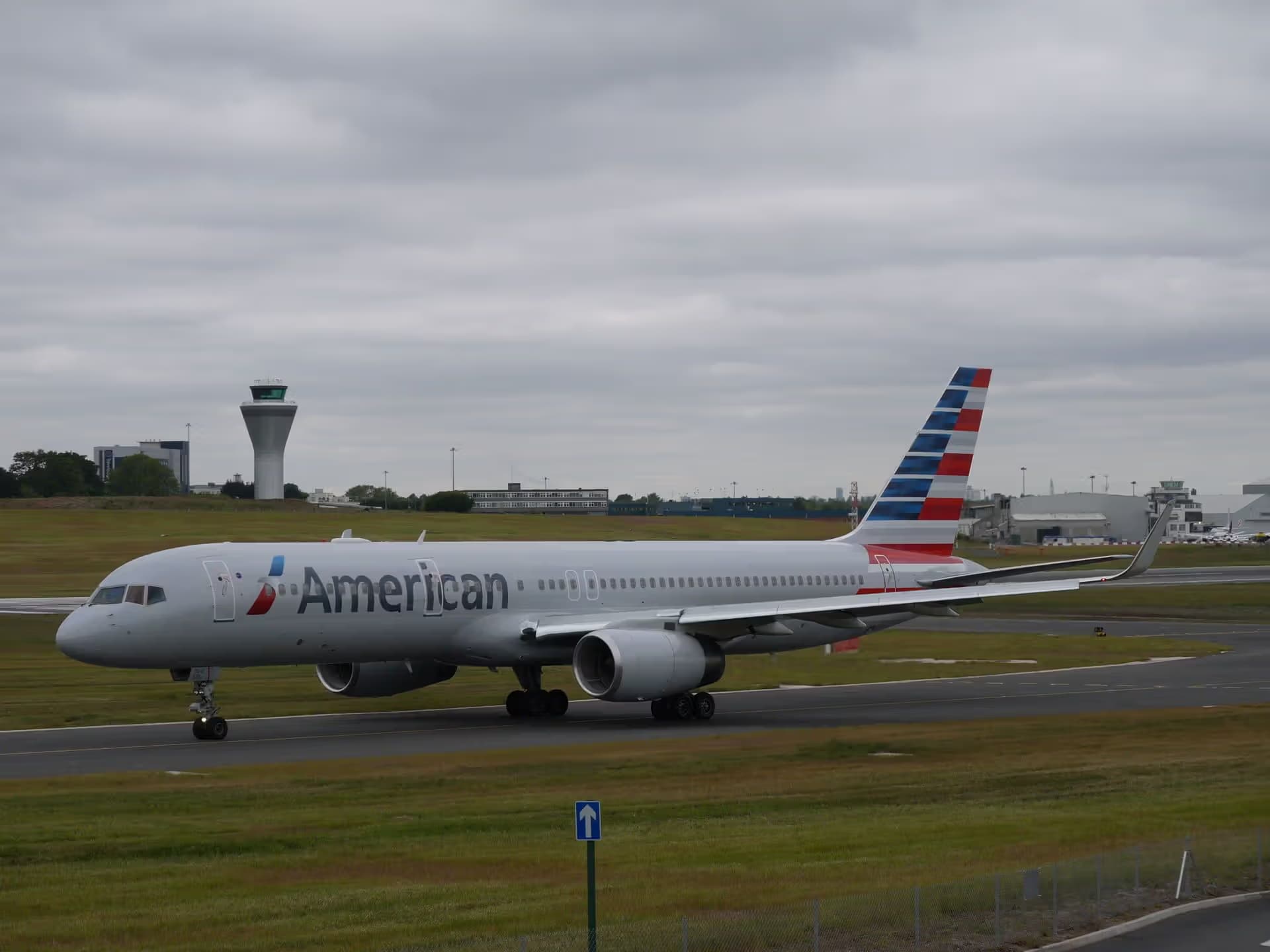 N176AA — Twin-engine aircraft