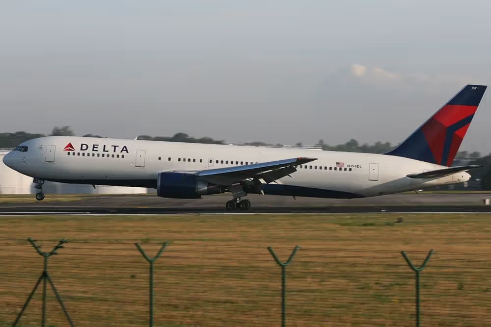 N394DL — Twin-engine aircraft