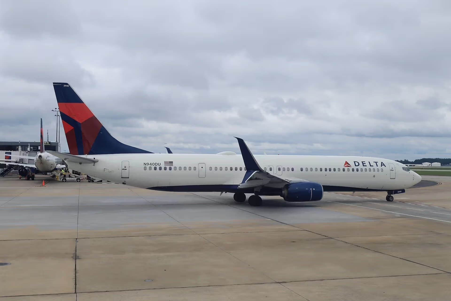 N940DU — Twin-engine aircraft