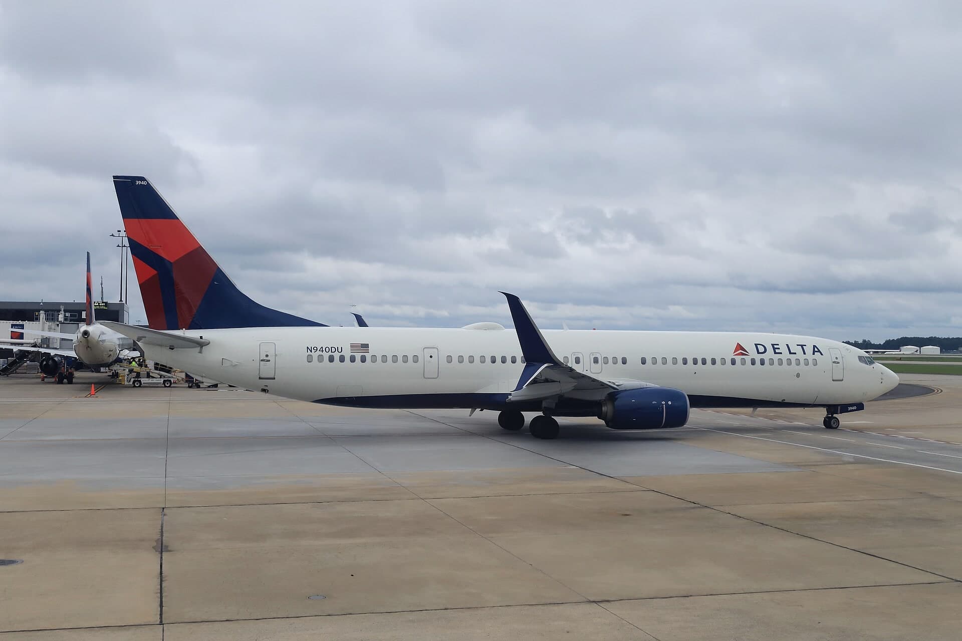 N940DU — Twin-engine aircraft