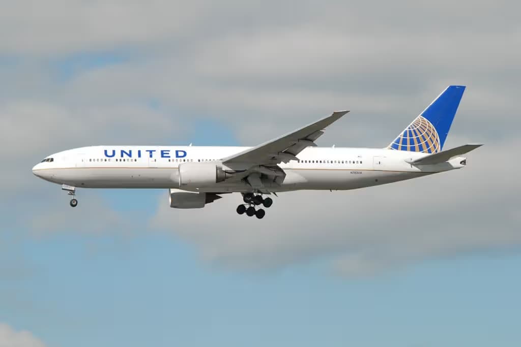 N782UA — Twin-engine aircraft