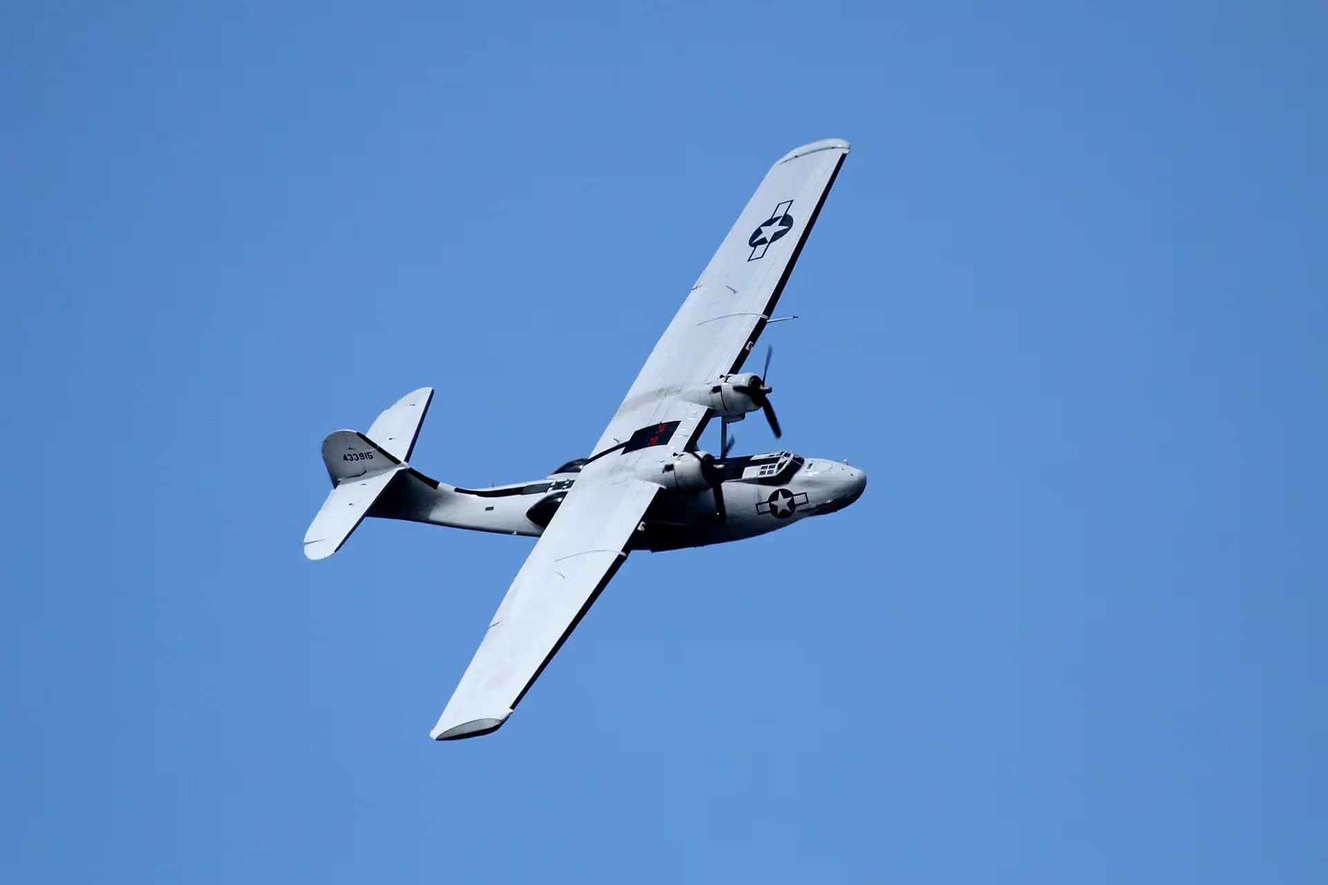 Unidentified — Twin-engine aircraft