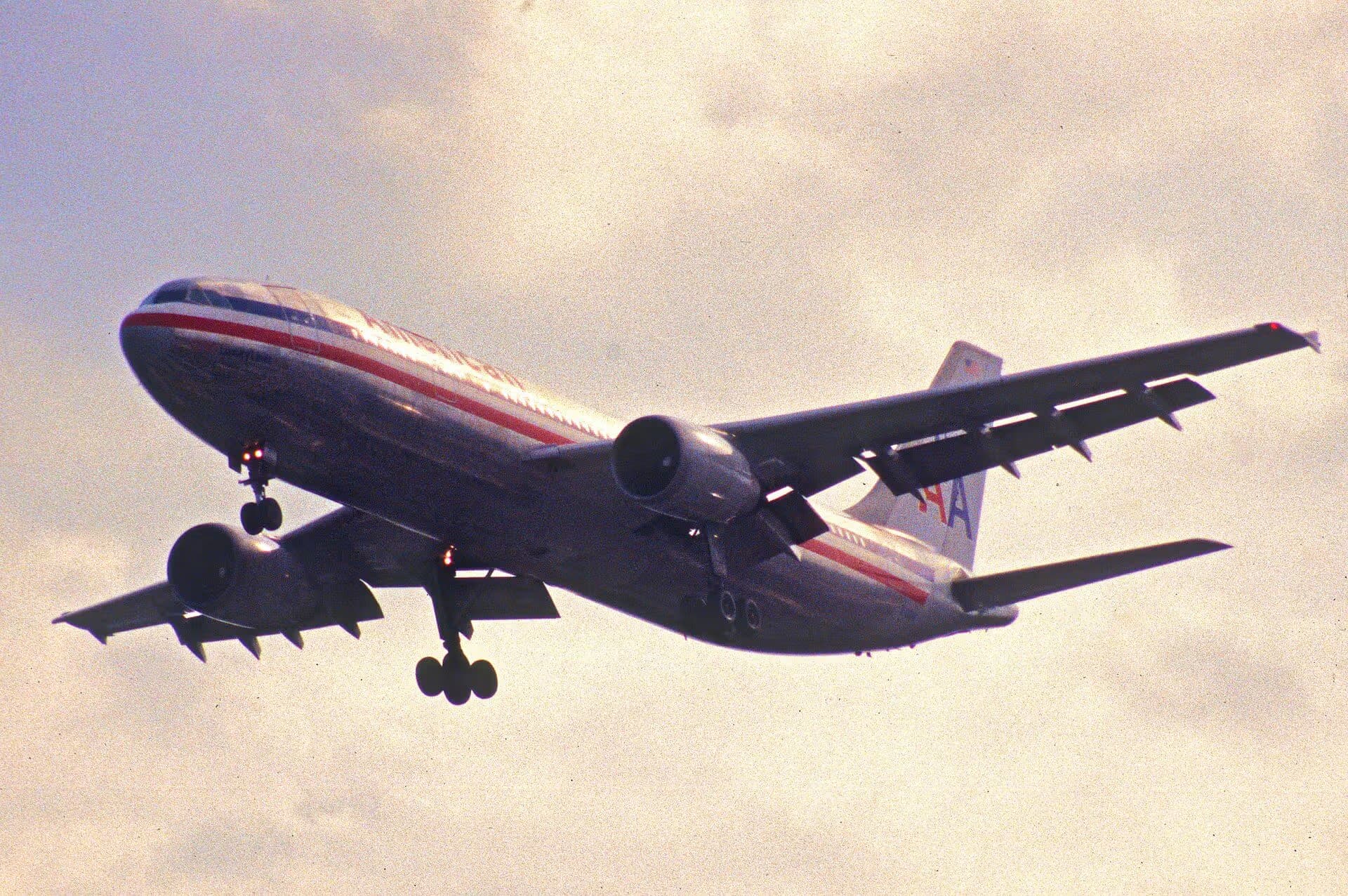 N7062A — Twin-engine aircraft