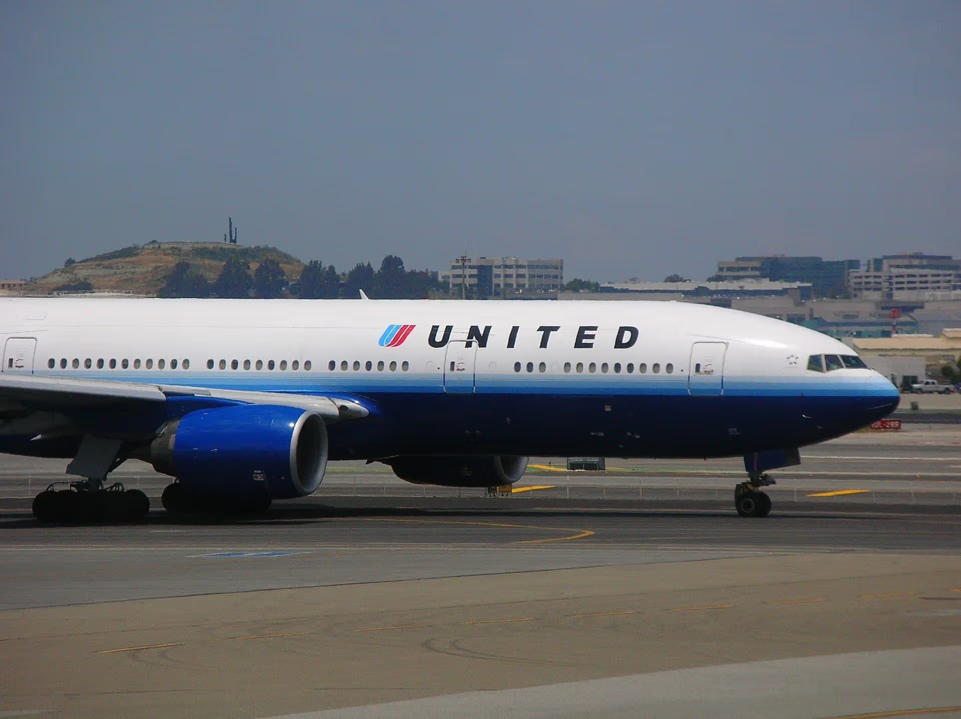 N220UA — Twin-engine aircraft