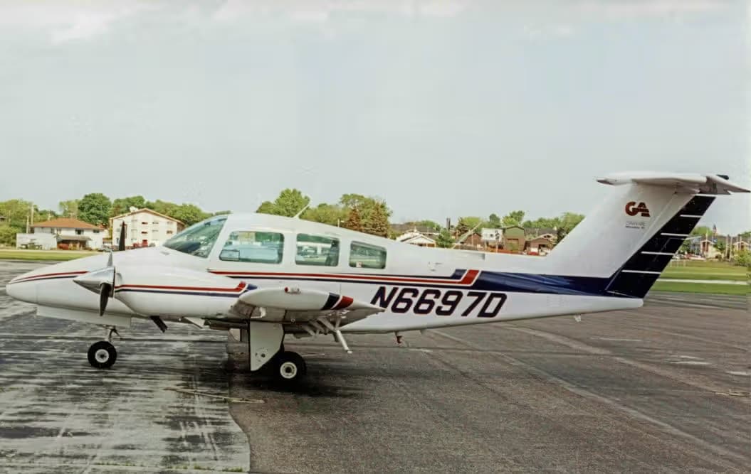 N6697D — Twin-engine aircraft