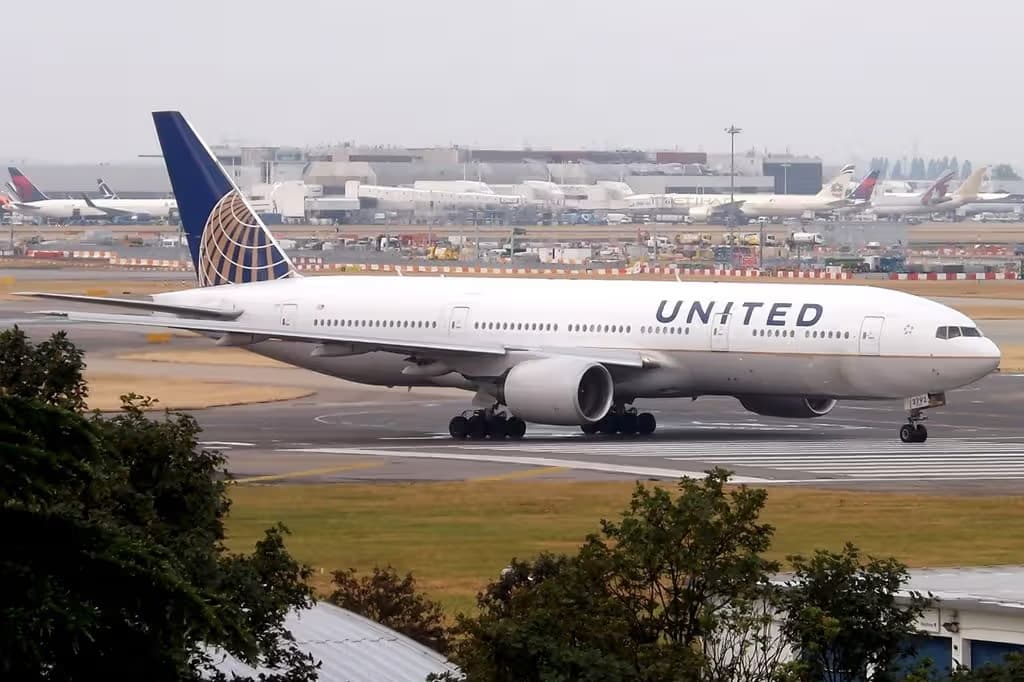 N792UA — Twin-engine aircraft