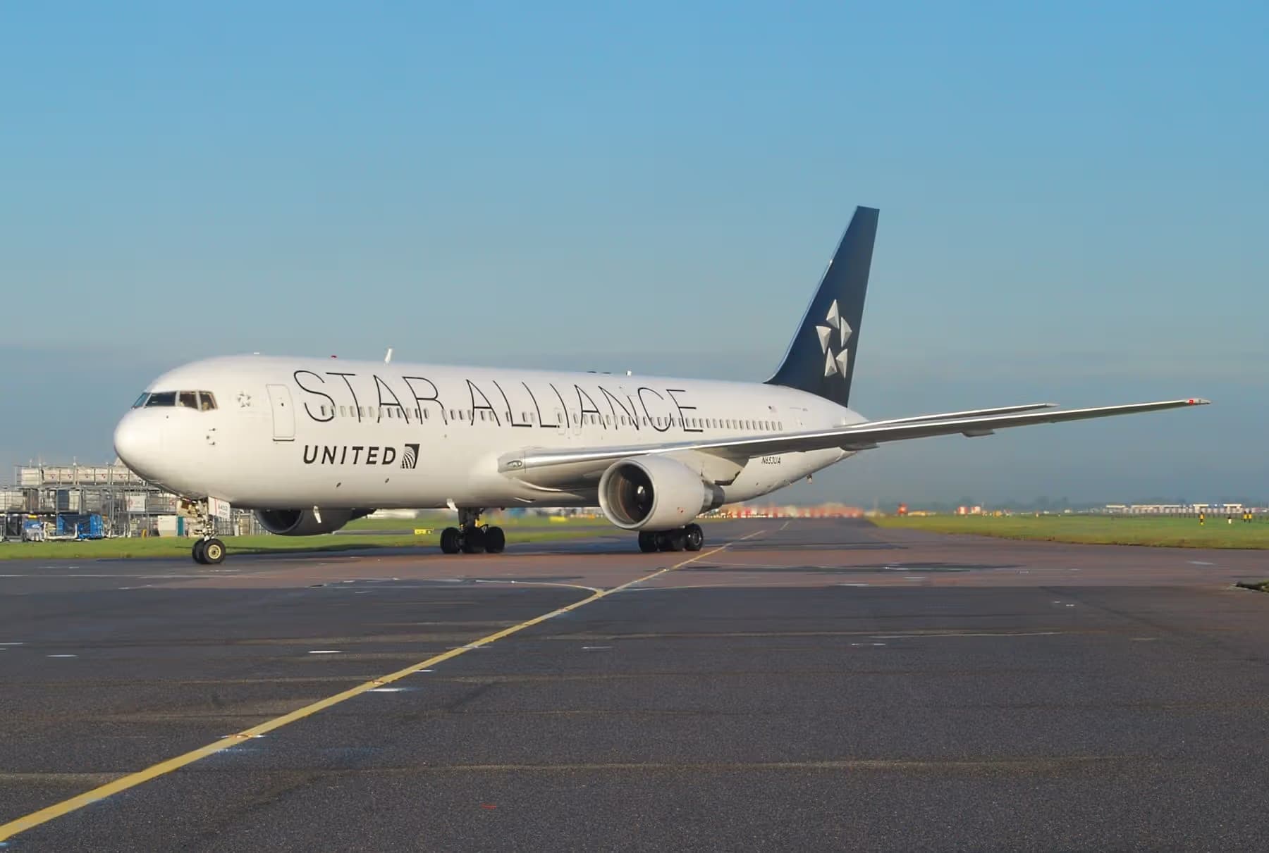 N653UA — Twin-engine aircraft