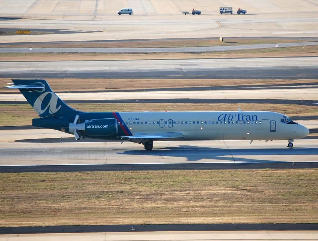 N950AT — Twin-engine aircraft