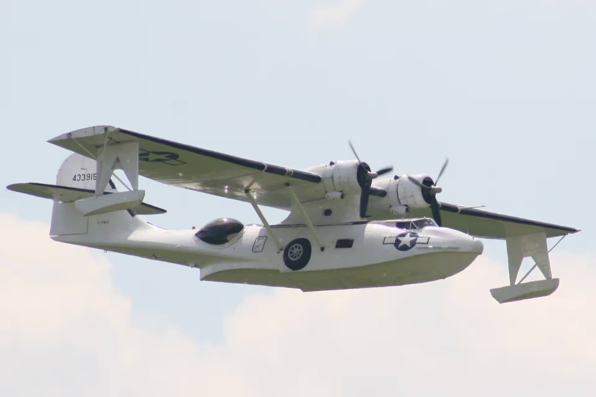 Unidentified — Twin-engine aircraft