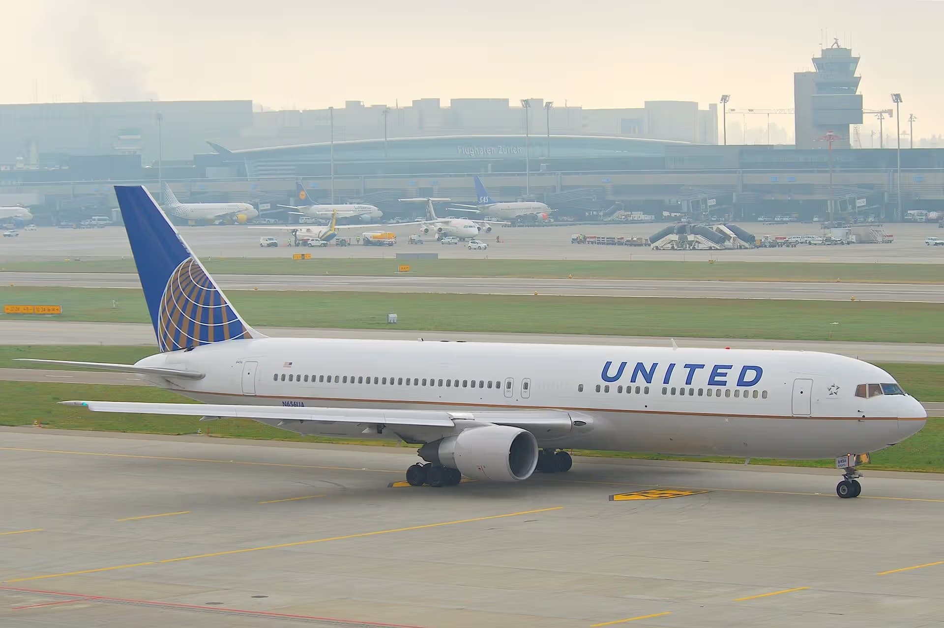 N656UA — Twin-engine aircraft