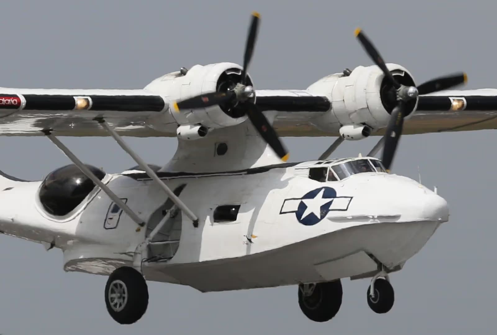 Unidentified — Twin-engine aircraft