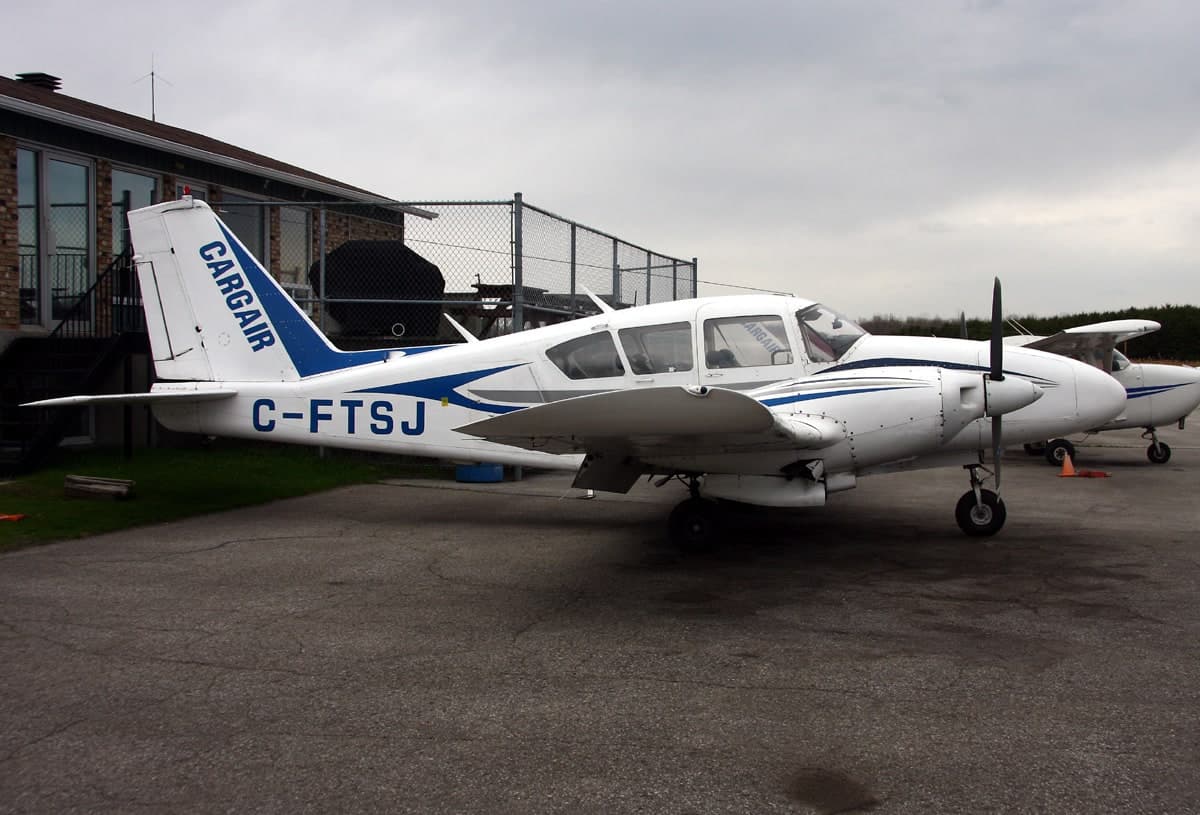 C-FTSJ — Twin-engine aircraft