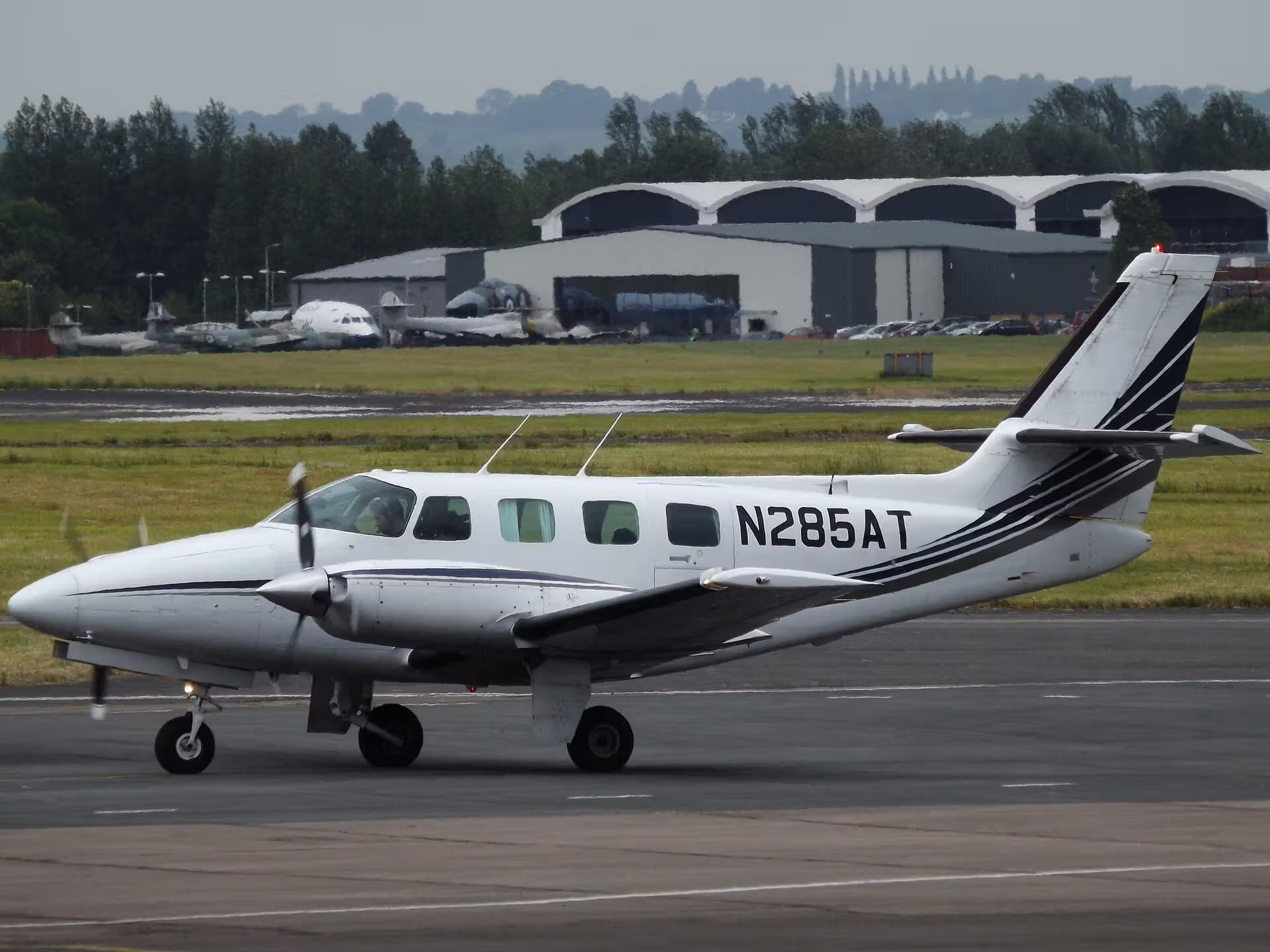 N285AT — Twin-engine aircraft