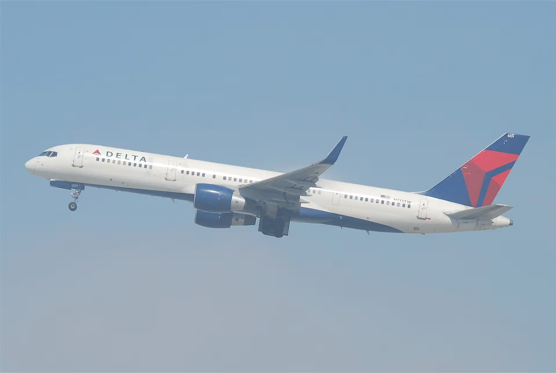 N713TW — Twin-engine aircraft
