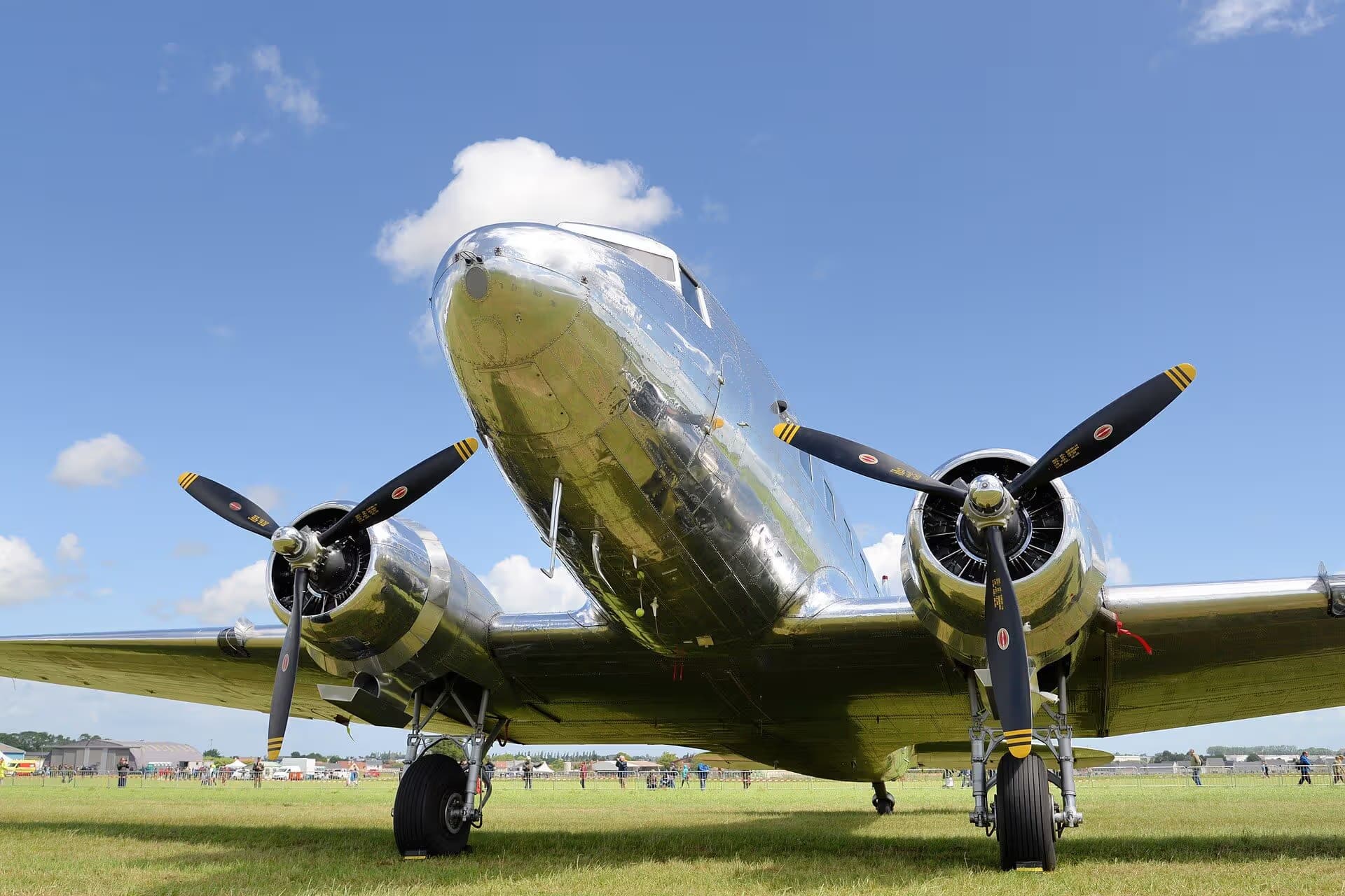 Unidentified — Twin-engine aircraft
