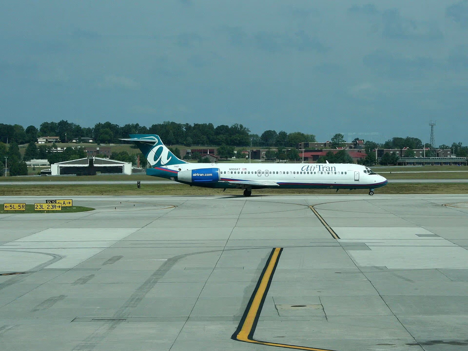 N990AT — Twin-engine aircraft
