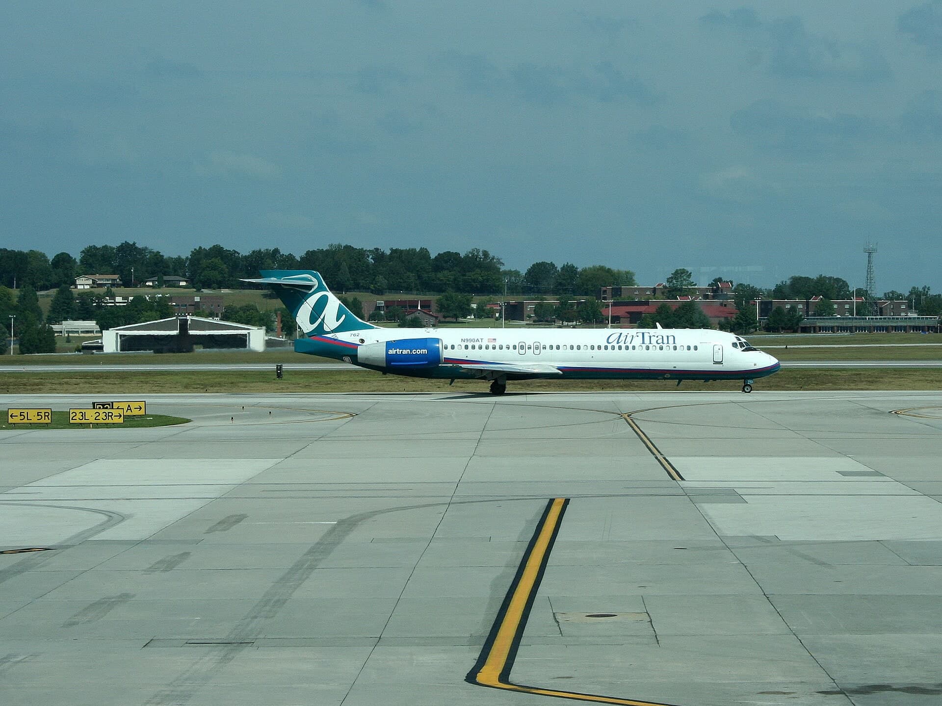 N990AT — Twin-engine aircraft