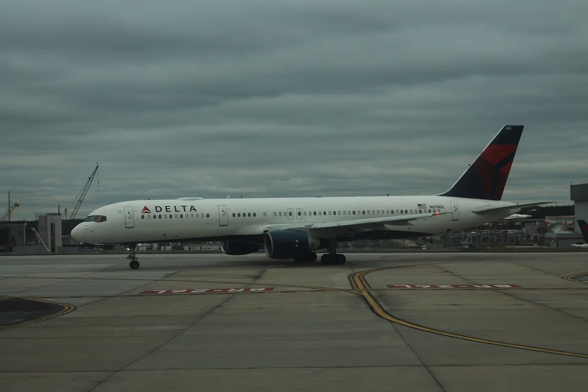 N676DL — Twin-engine aircraft