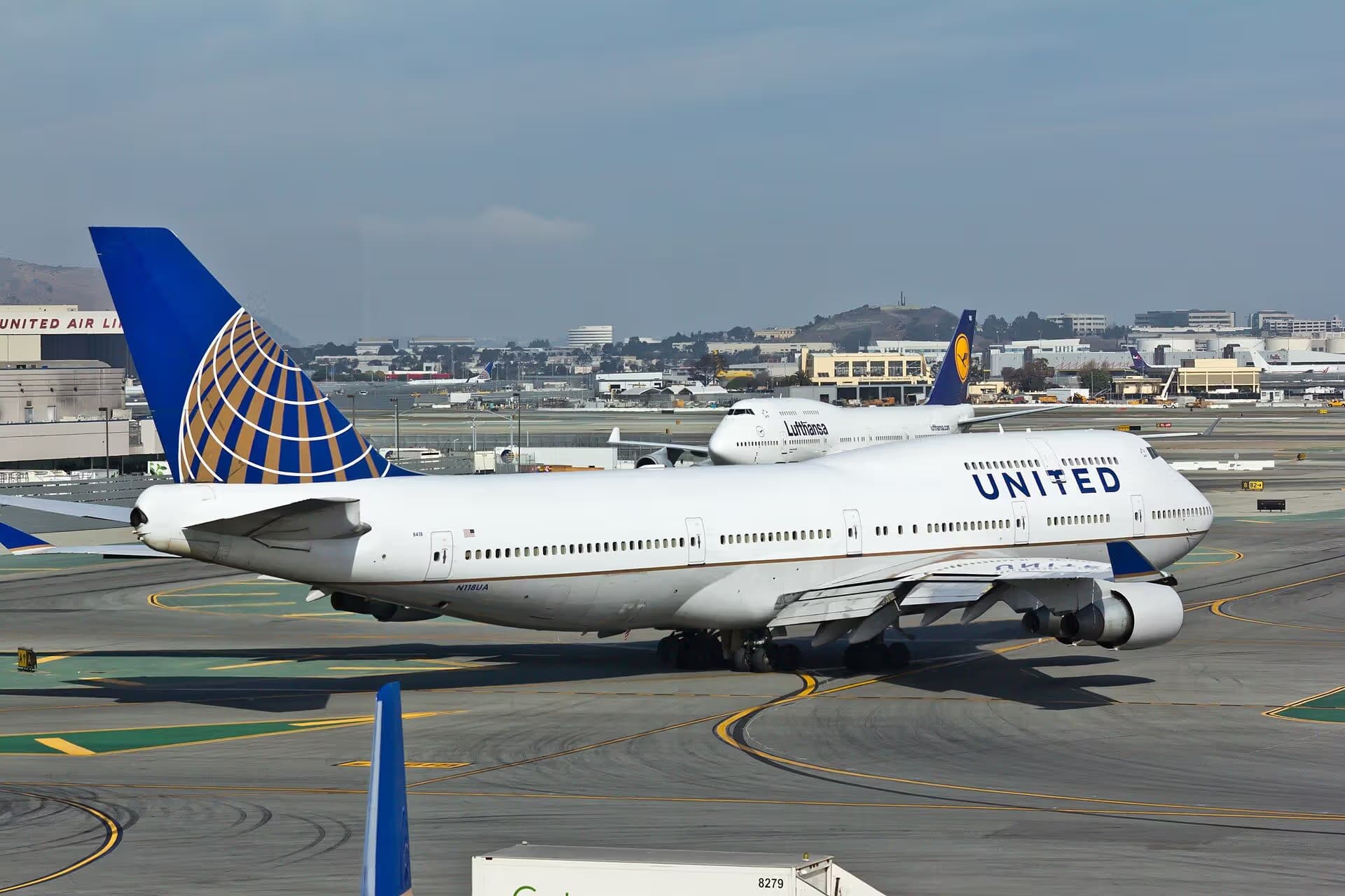 N118UA — Boeing at San Francisco International Airport