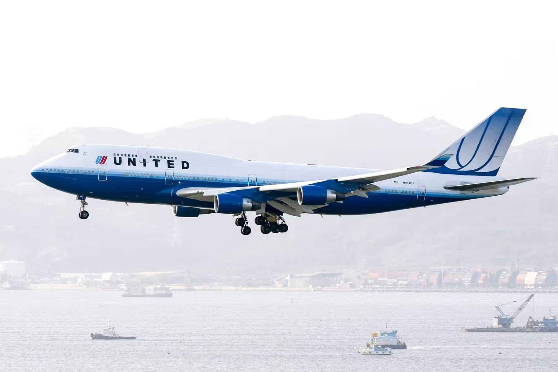 N104UA — Boeing