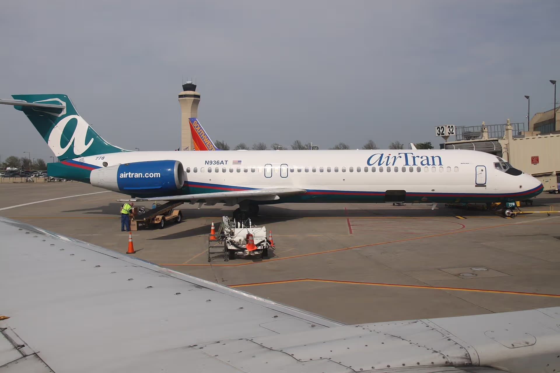 N936AT — Twin-engine aircraft
