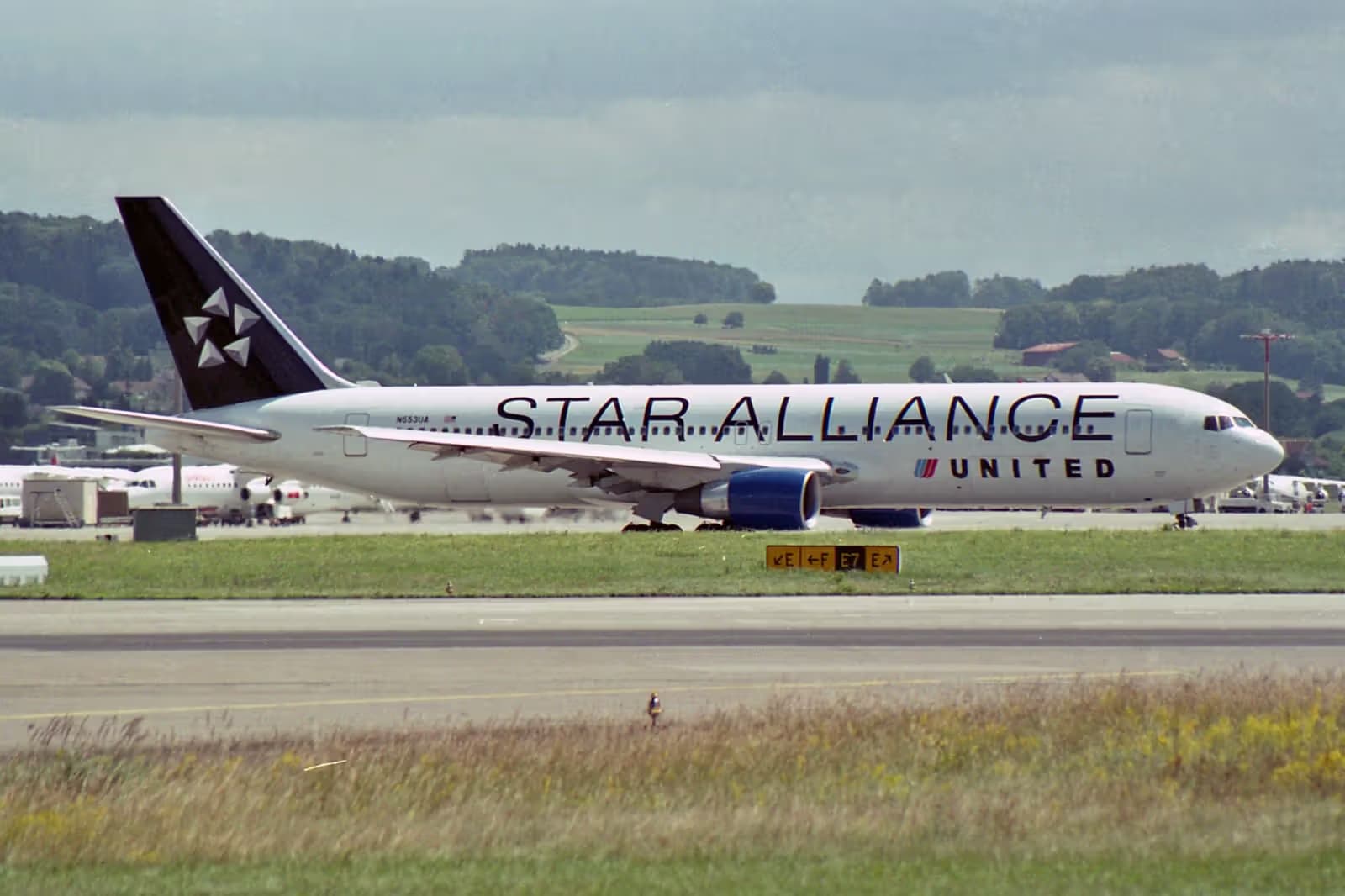 N653UA — Twin-engine aircraft