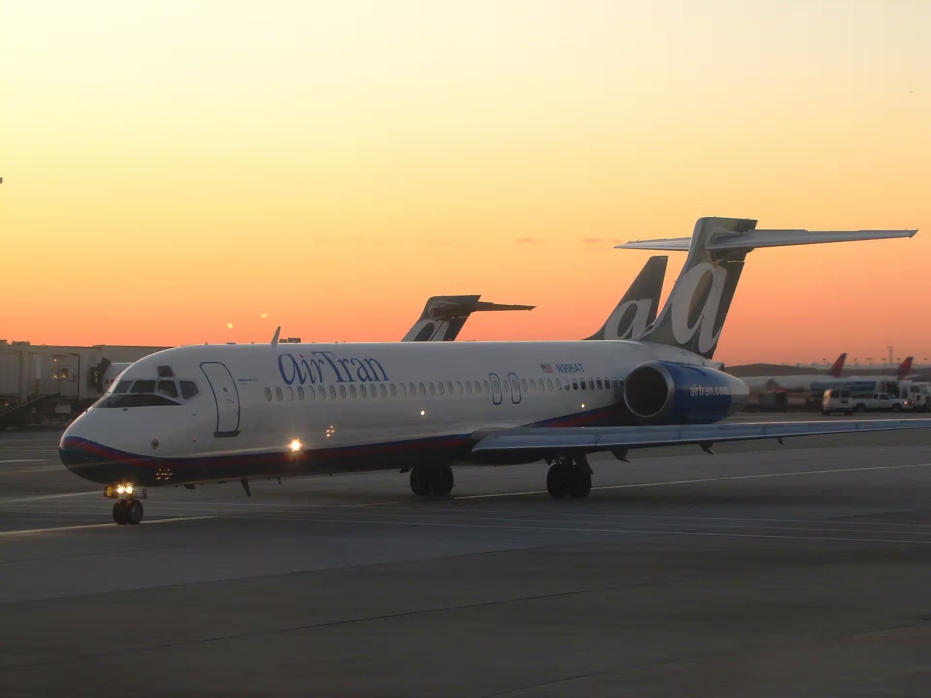 N906AT — Aircraft at Hartsfield Jackson Atlanta International Airport