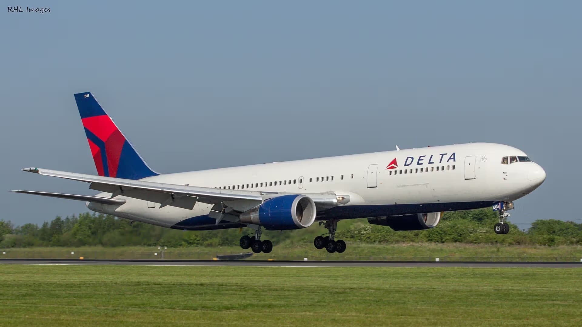 N153DL — Twin-engine aircraft