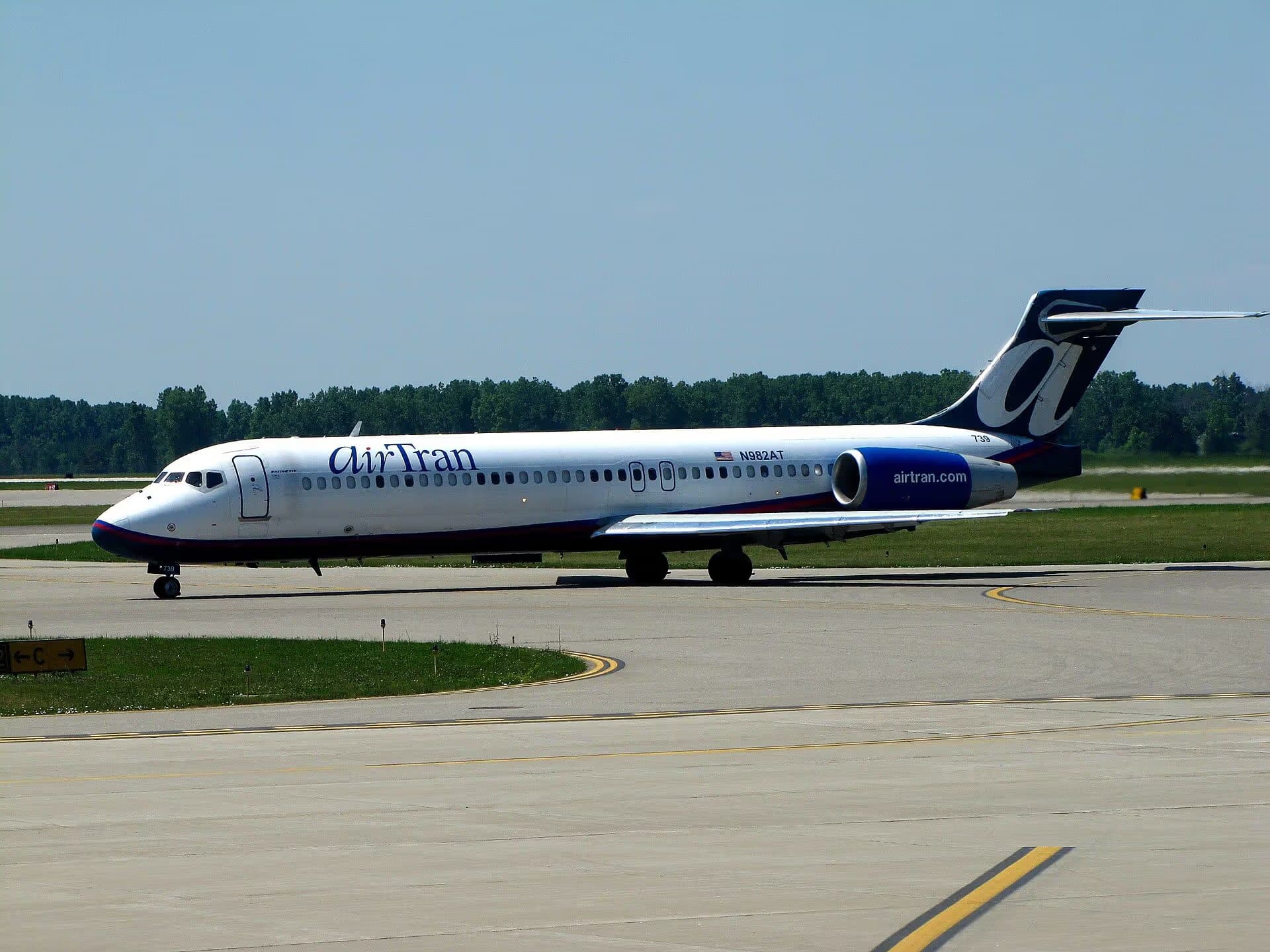 N982AT — Twin-engine aircraft
