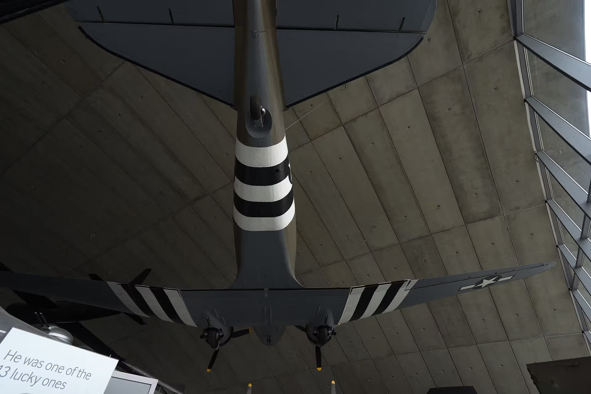 N9985F — Twin-engine aircraft