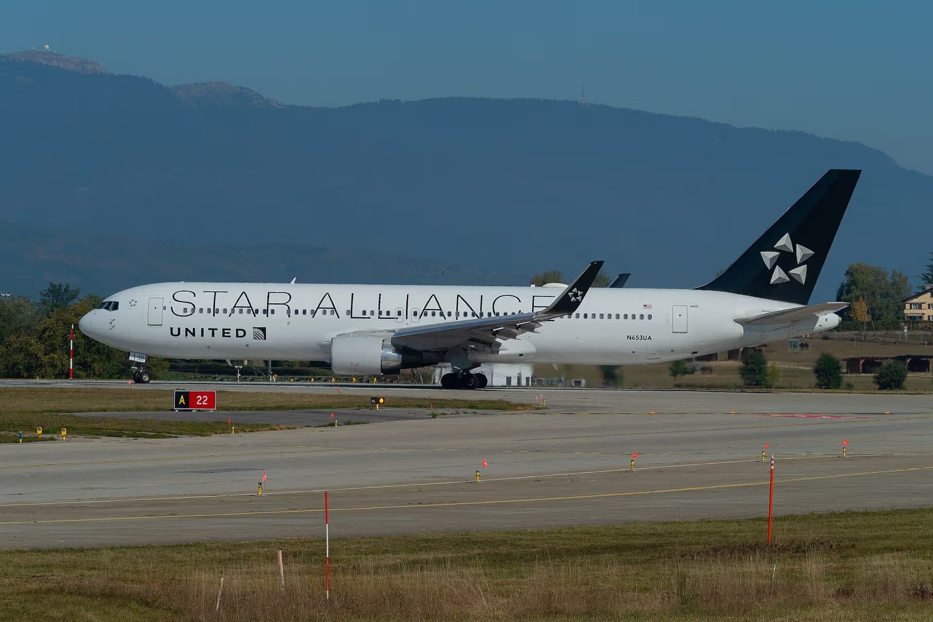 N653UA — Twin-engine aircraft