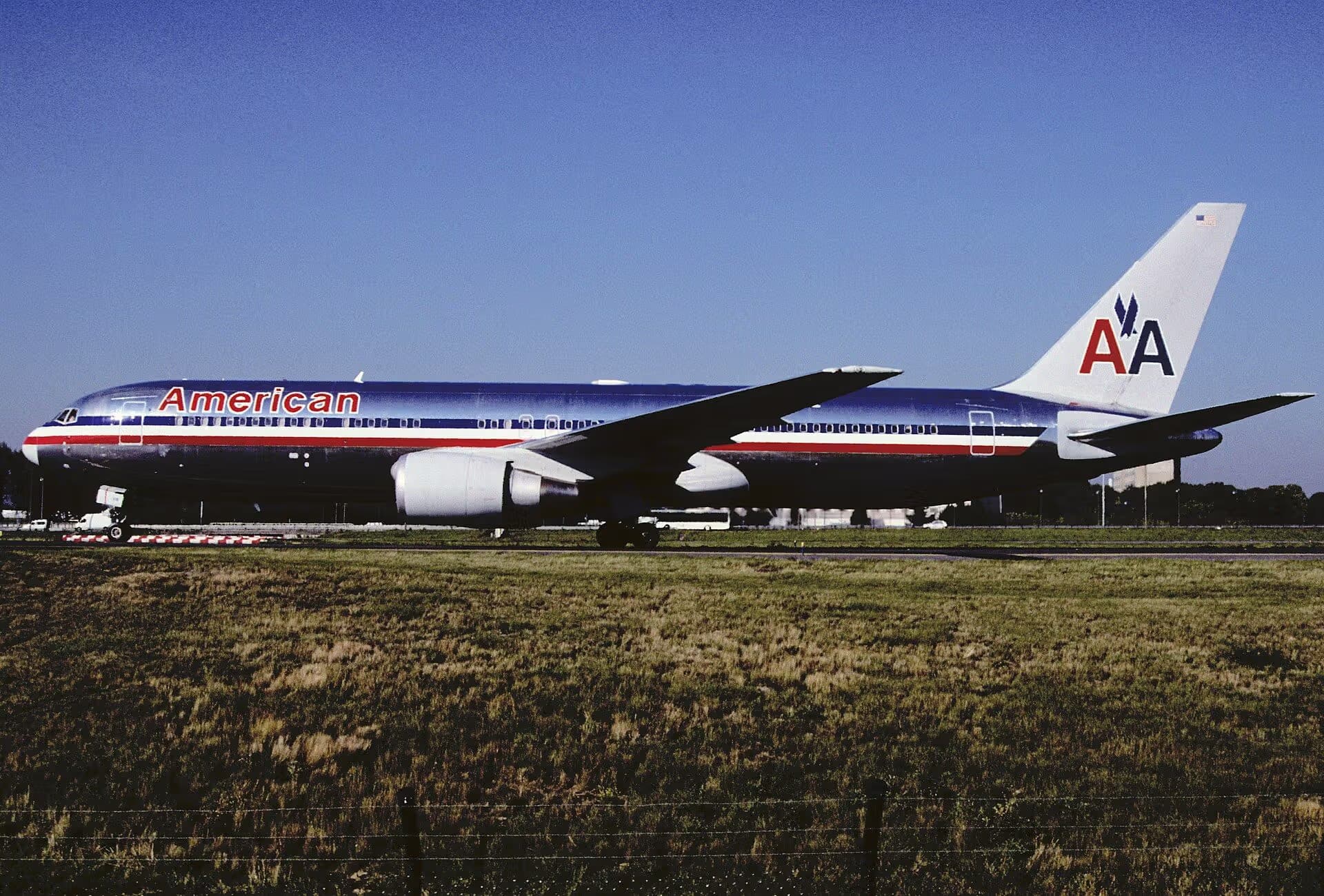N381AN — Twin-engine aircraft
