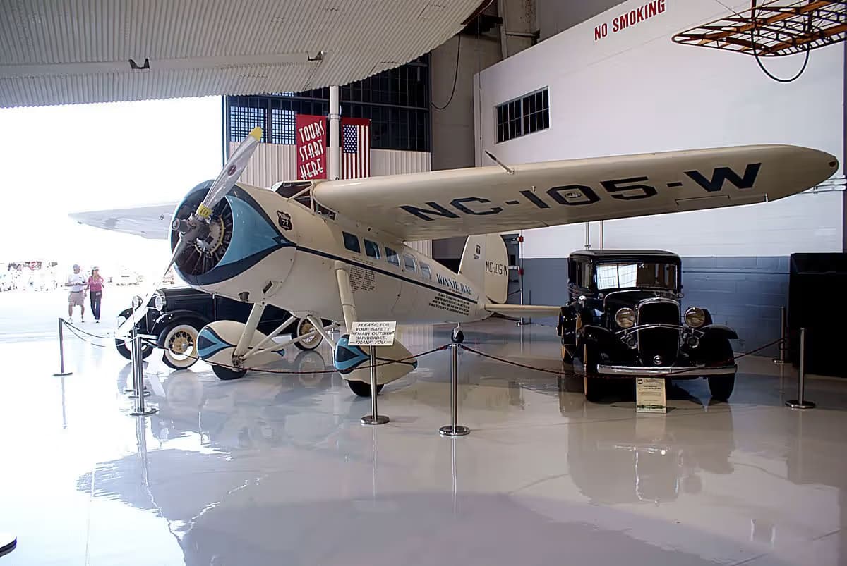 Unidentified — Single-engine aircraft