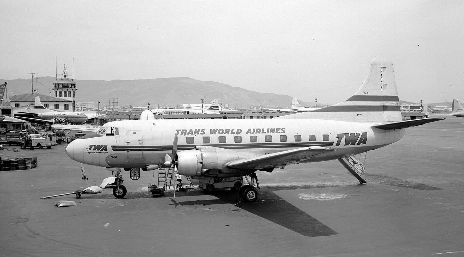 N40439 — Twin-engine aircraft