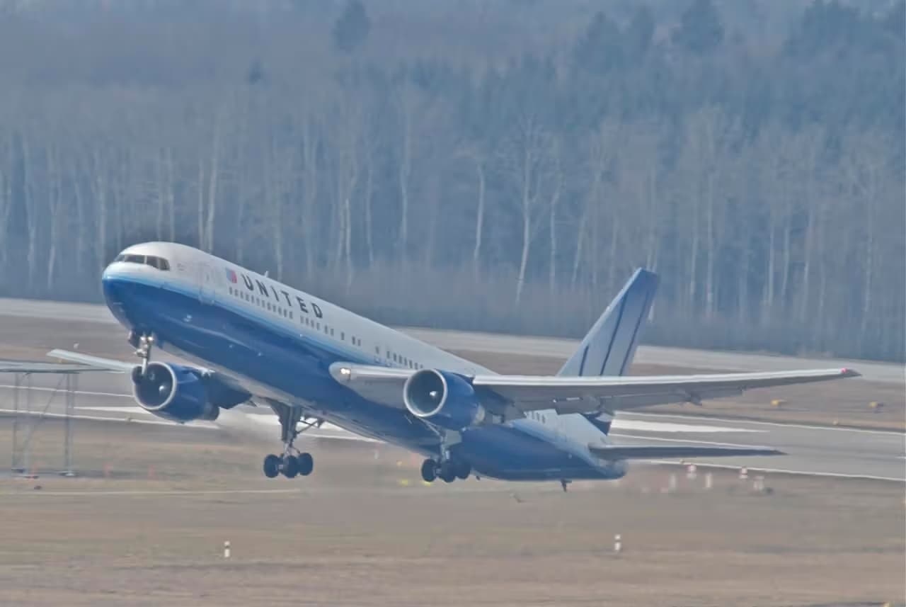 N654UA — Twin-engine aircraft