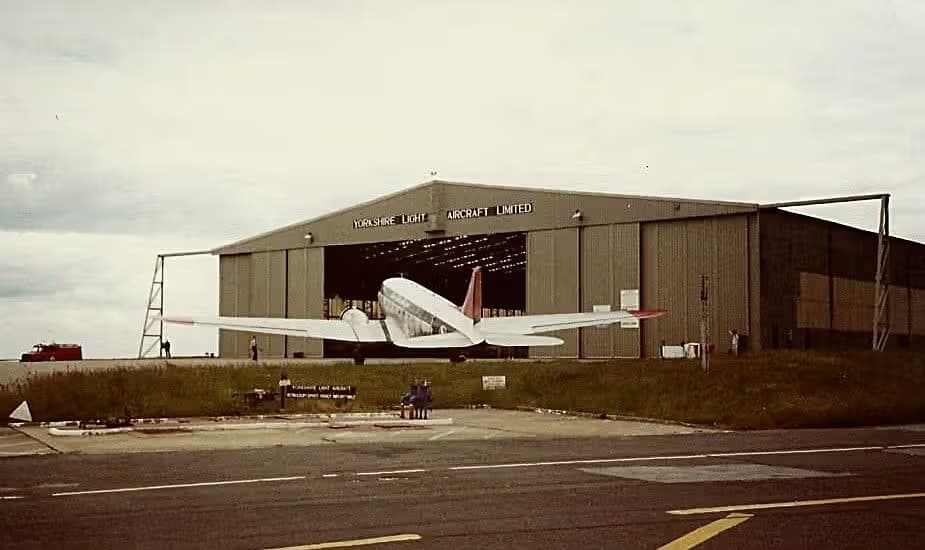 G-AMPY — Twin-engine aircraft