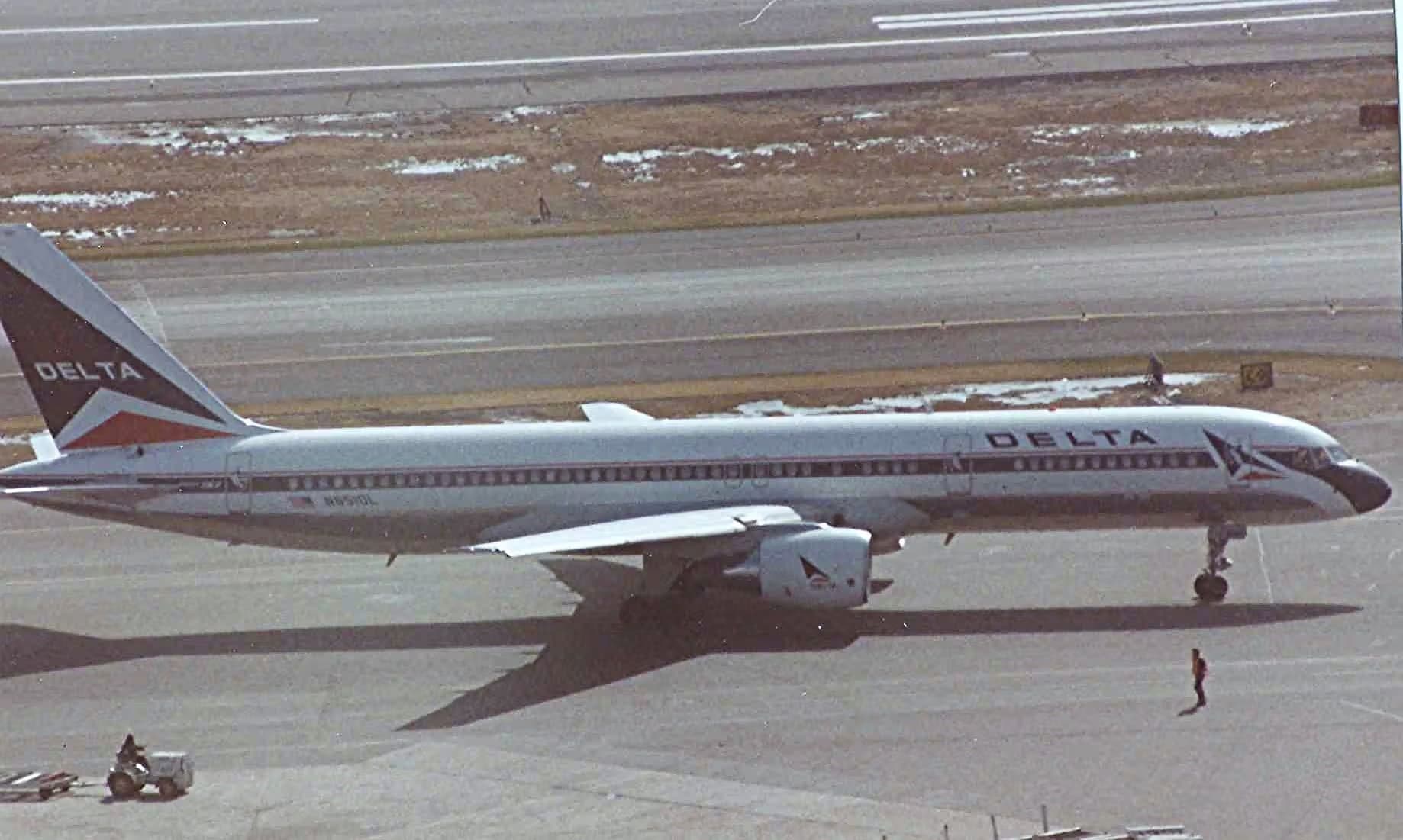 N651DL — Twin-engine aircraft