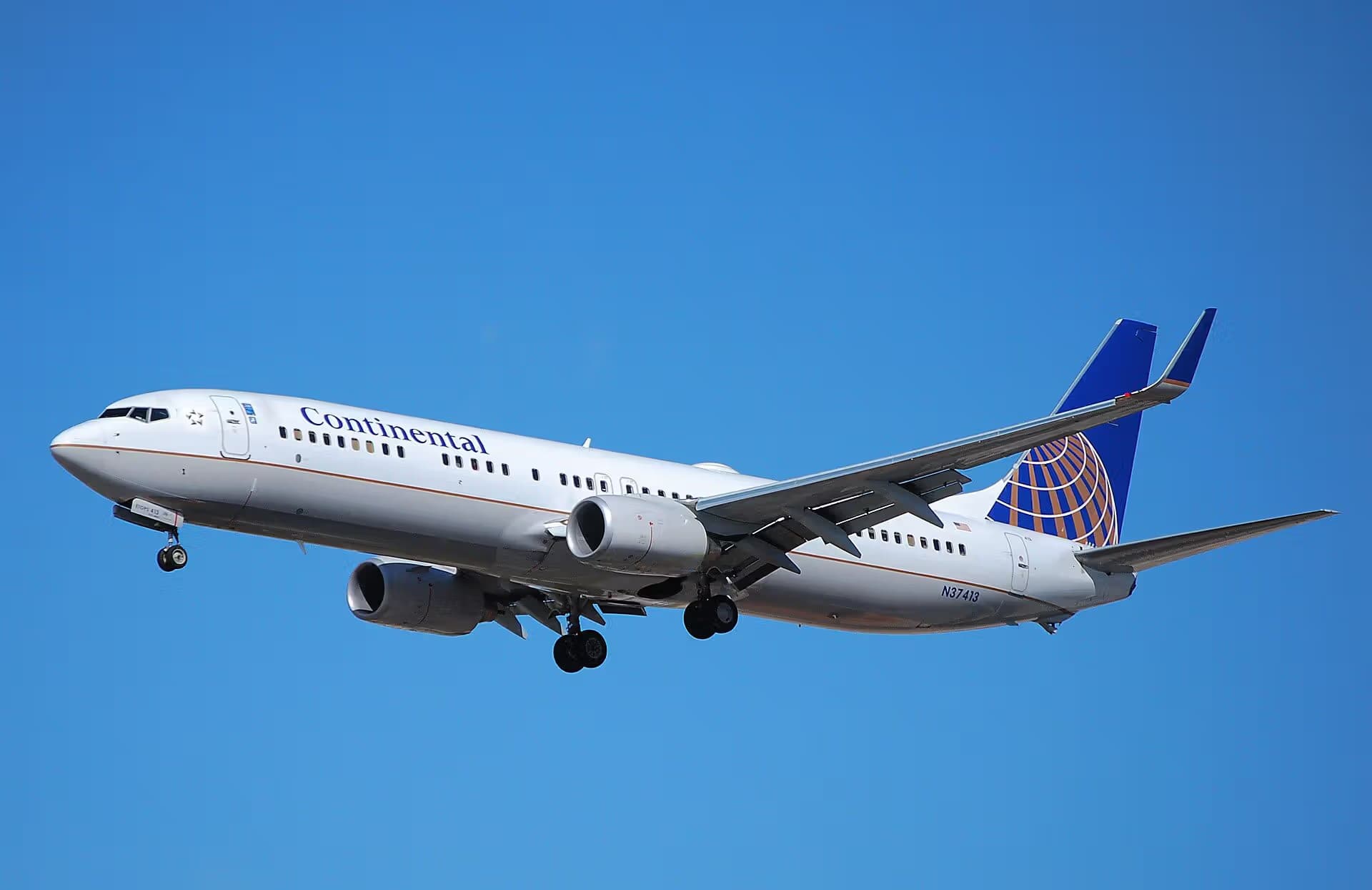 N37413 — Twin-engine aircraft