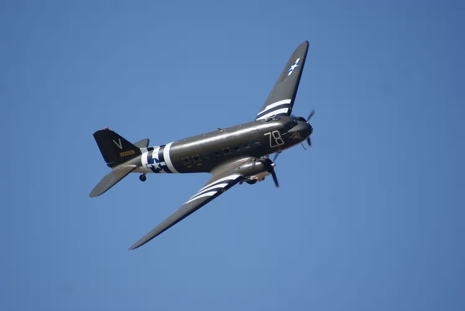 Unidentified — Twin-engine aircraft