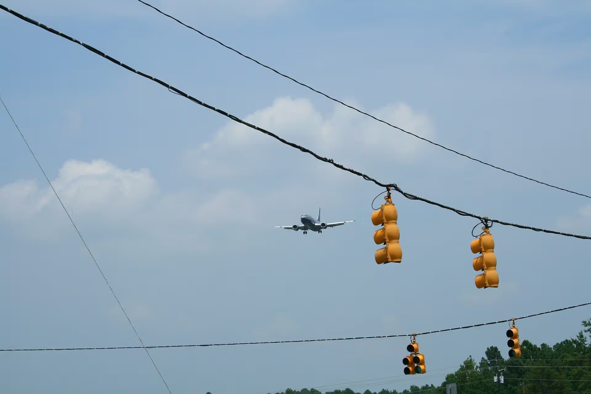 N365UA — Twin-engine aircraft