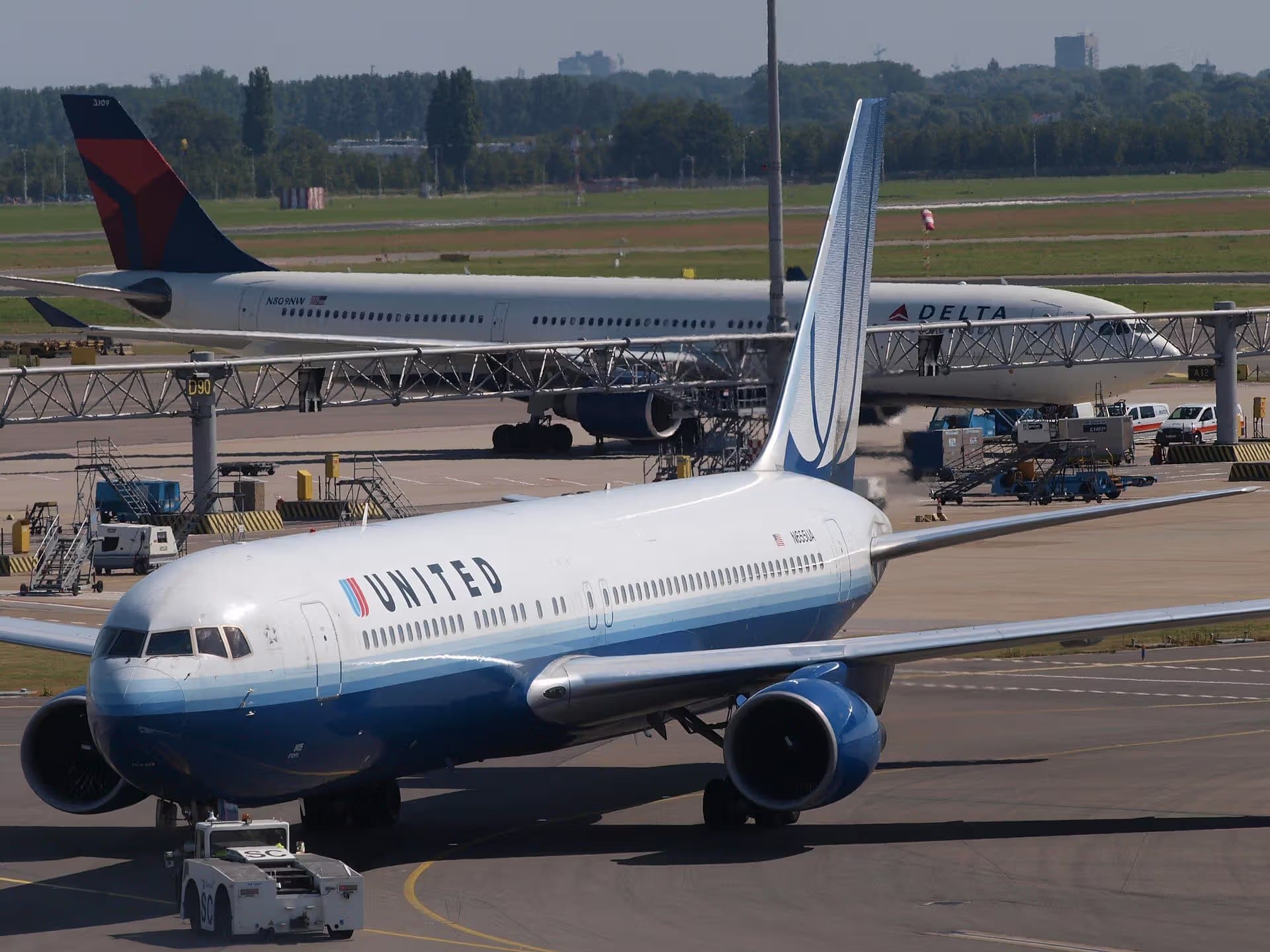 N655UA — Twin-engine aircraft