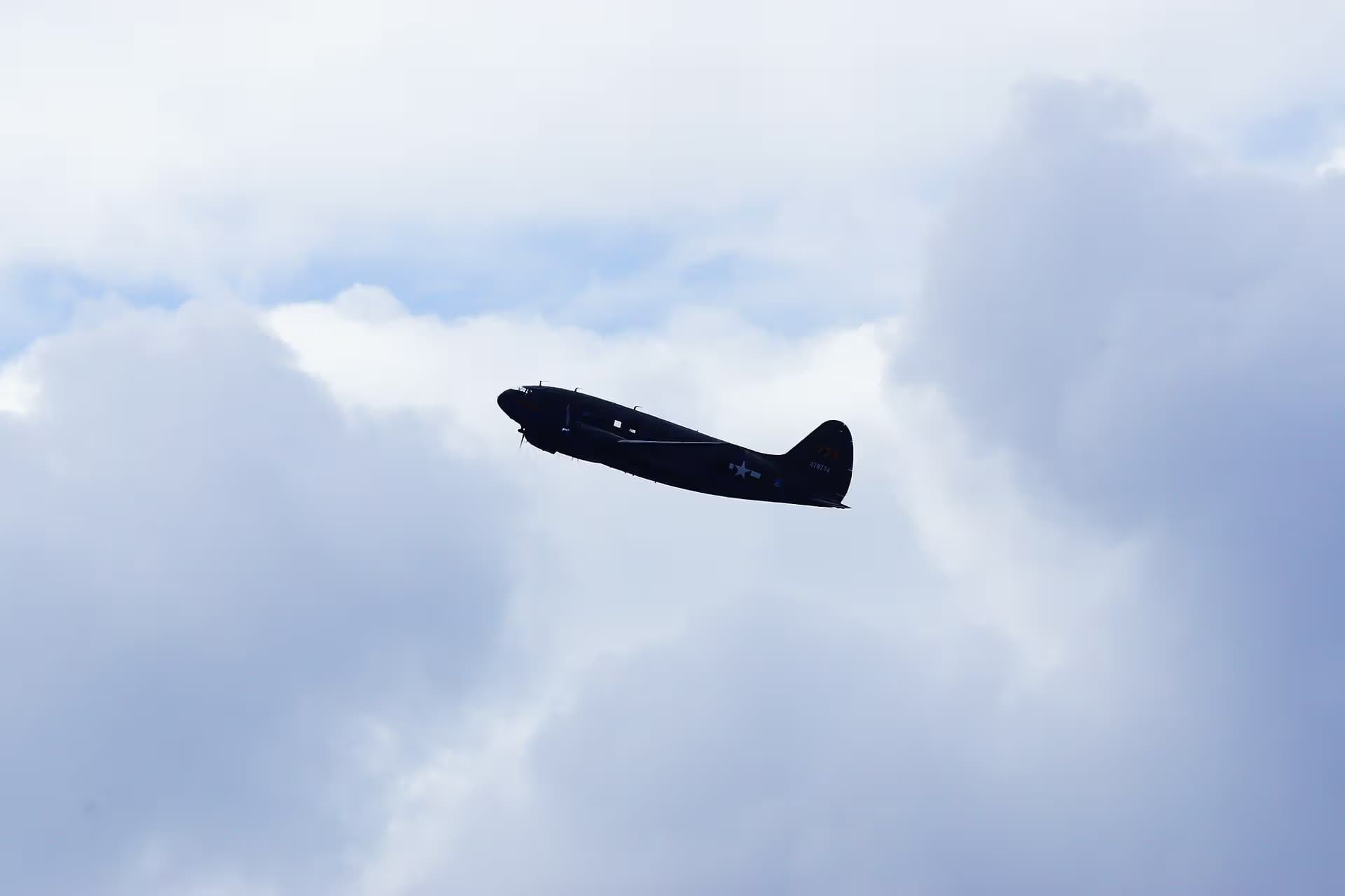 Unidentified — Twin-engine aircraft