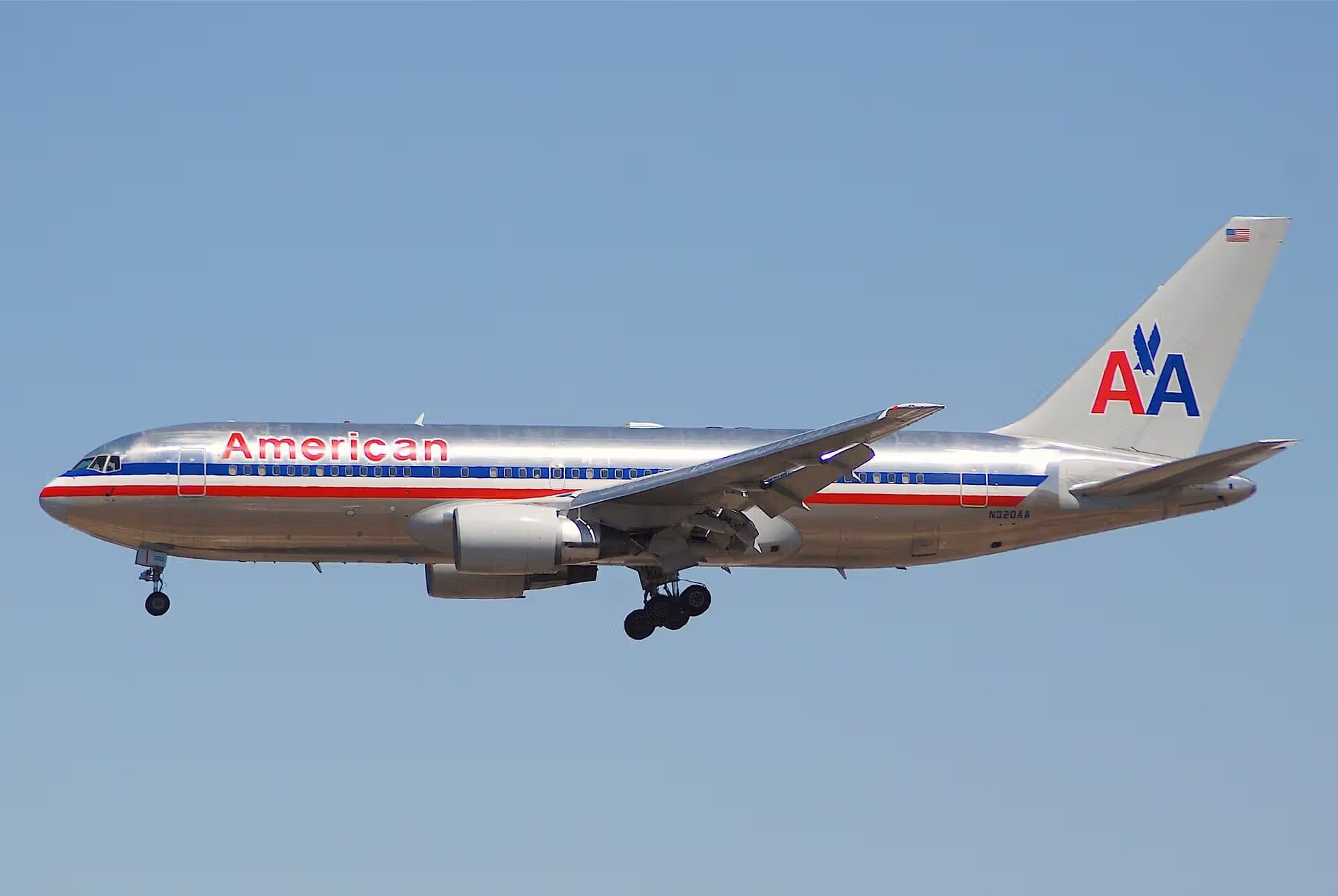 N320AA — Twin-engine aircraft