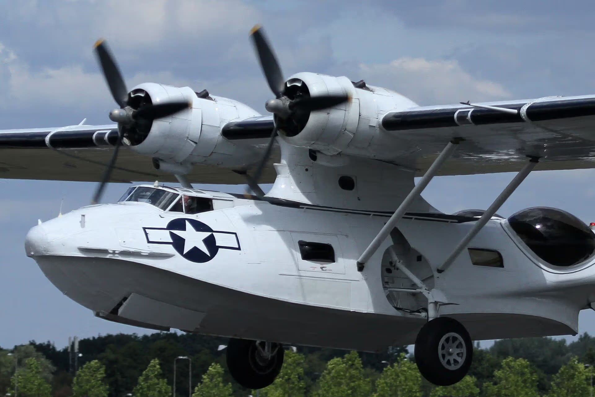Unidentified — Twin-engine aircraft