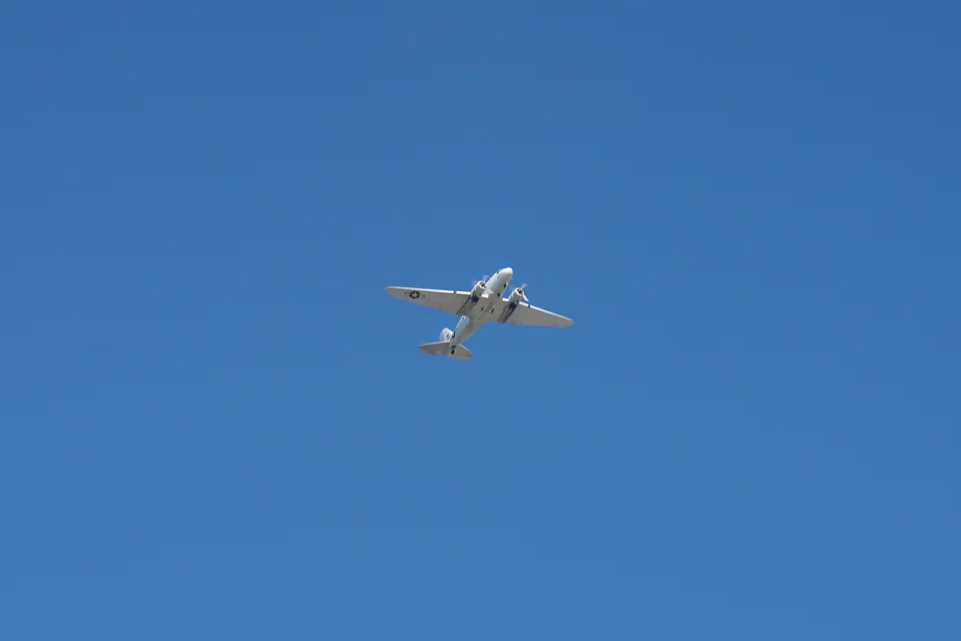 Unidentified — Twin-engine aircraft